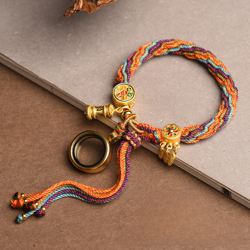 Close-up of the Gau box detail